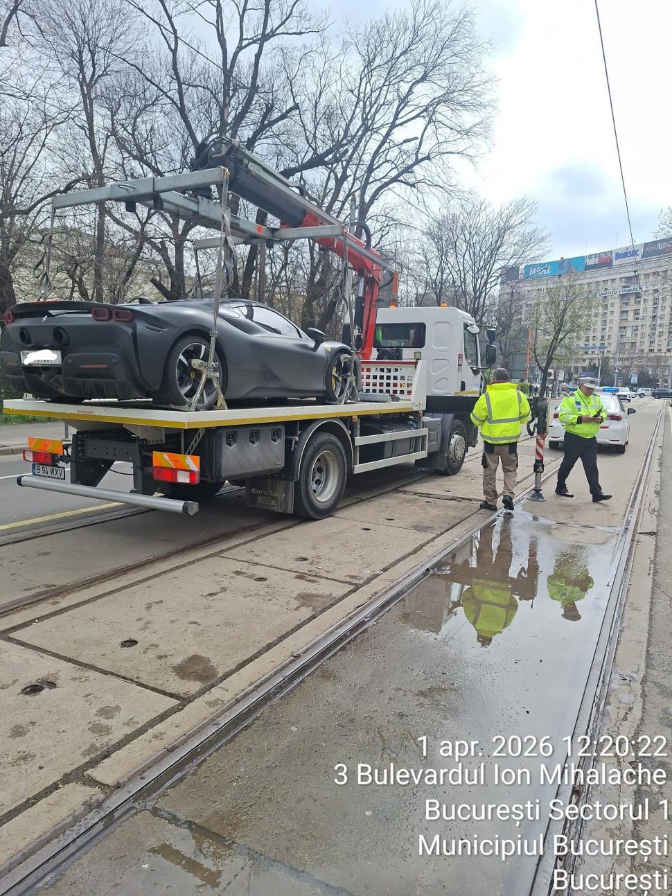 Un șofer a parcat un Ferrari SF90 pe mijlocul liniei de tramvai, lângă Piața Victoriei. Amenda e de 0,05% din prețul minim al mașinii 1057759