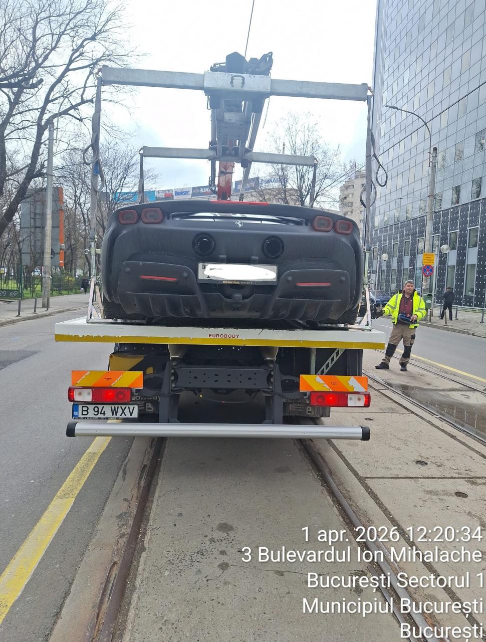 Un șofer a parcat un Ferrari SF90 pe mijlocul liniei de tramvai, lângă Piața Victoriei. Amenda e de 0,05% din prețul minim al mașinii 1057760