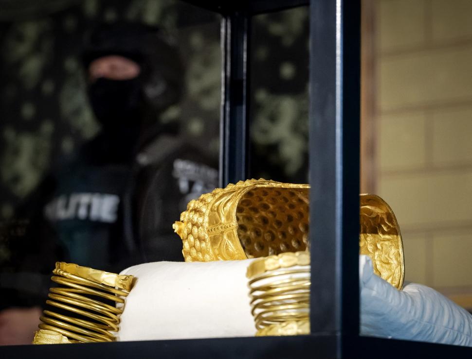 Cum arată acum coiful de la Coțofenești și cele două brățări dacice, furate și recuperate în Olanda 1058035