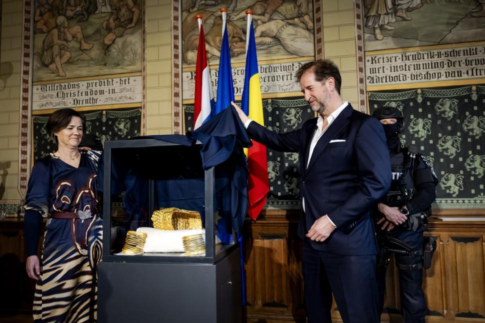 Cum arată acum coiful de la Coțofenești și cele două brățări dacice, furate și recuperate în Olanda 1058037