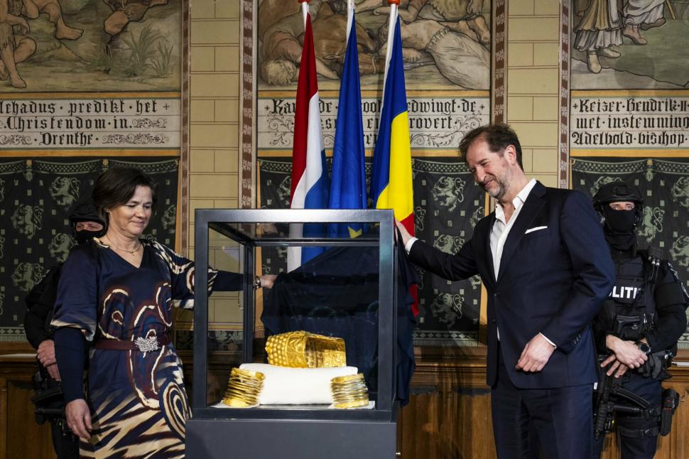 Cum arată acum coiful de la Coțofenești și cele două brățări dacice, furate și recuperate în Olanda 1058063