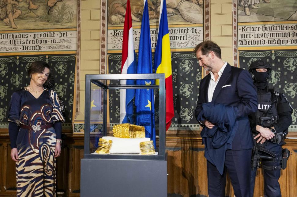 Cum arată acum coiful de la Coțofenești și cele două brățări dacice, furate și recuperate în Olanda 1058064