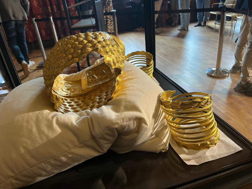 Cum arată acum coiful de la Coțofenești și cele două brățări dacice, furate și recuperate în Olanda 1058108