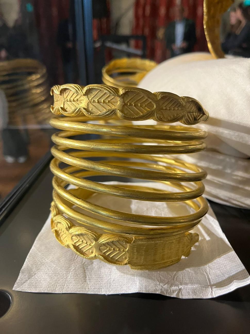 Cum arată acum coiful de la Coțofenești și cele două brățări dacice, furate și recuperate în Olanda 1058110