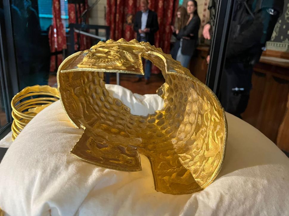 Cum arată acum coiful de la Coțofenești și cele două brățări dacice, furate și recuperate în Olanda 1058112