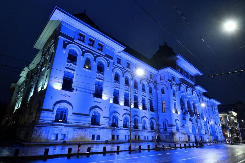 Imagini cu sediul Primăriei Bucureşti iluminat în albastru, de Ziua Internațională de Conștientizare a Autismului 1058148