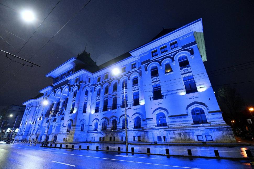Imagini cu sediul Primăriei Bucureşti iluminat în albastru, de Ziua Internațională de Conștientizare a Autismului 1058149