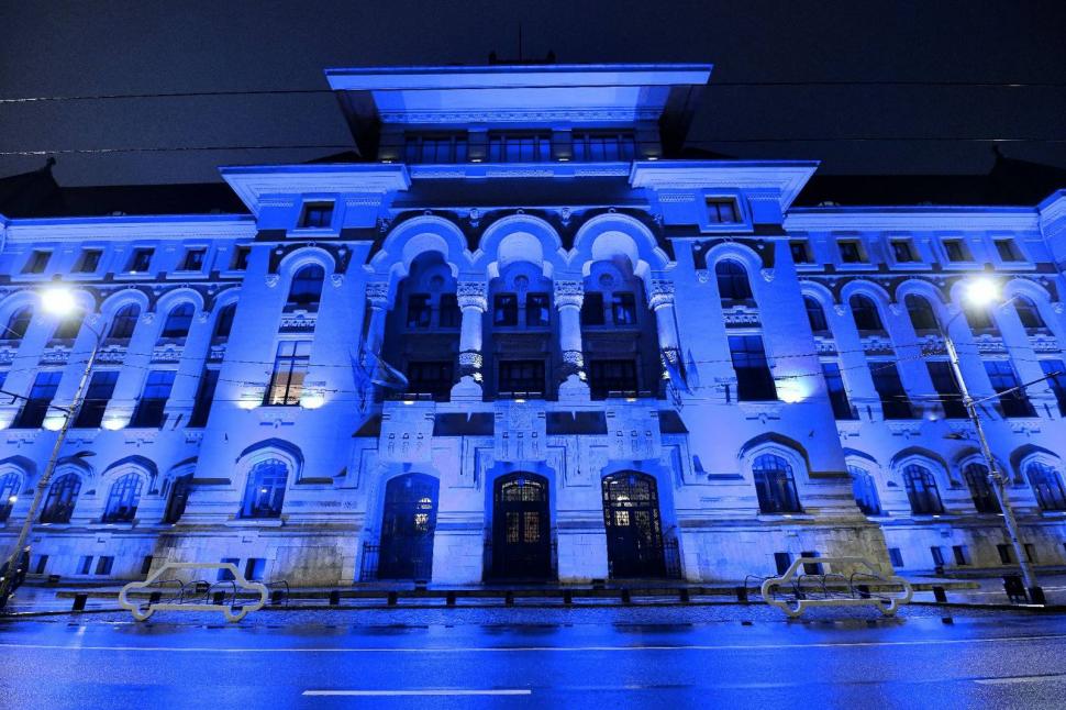 Imagini cu sediul Primăriei Bucureşti iluminat în albastru, de Ziua Internațională de Conștientizare a Autismului 1058150