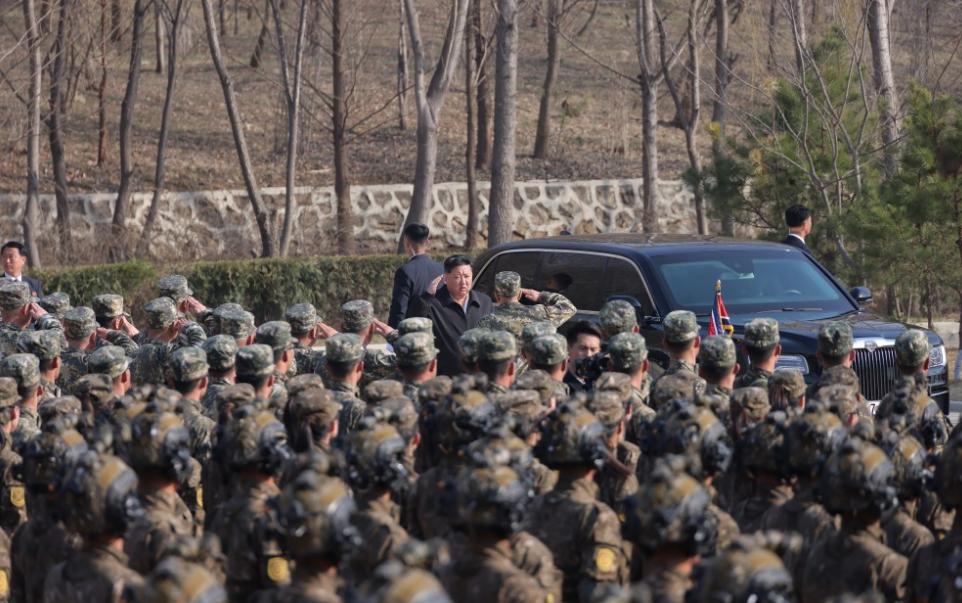 Kim Jong Un s-a distrat grozav urmărind cum soldații lui se lovesc cu baroase și târnăcoape ca să-i arate cât de antrenați sunt 1057990