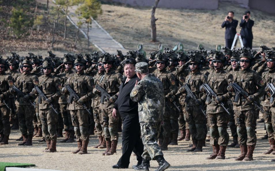 Kim Jong Un s-a distrat grozav urmărind cum soldații lui se lovesc cu baroase și târnăcoape ca să-i arate cât de antrenați sunt 1057991