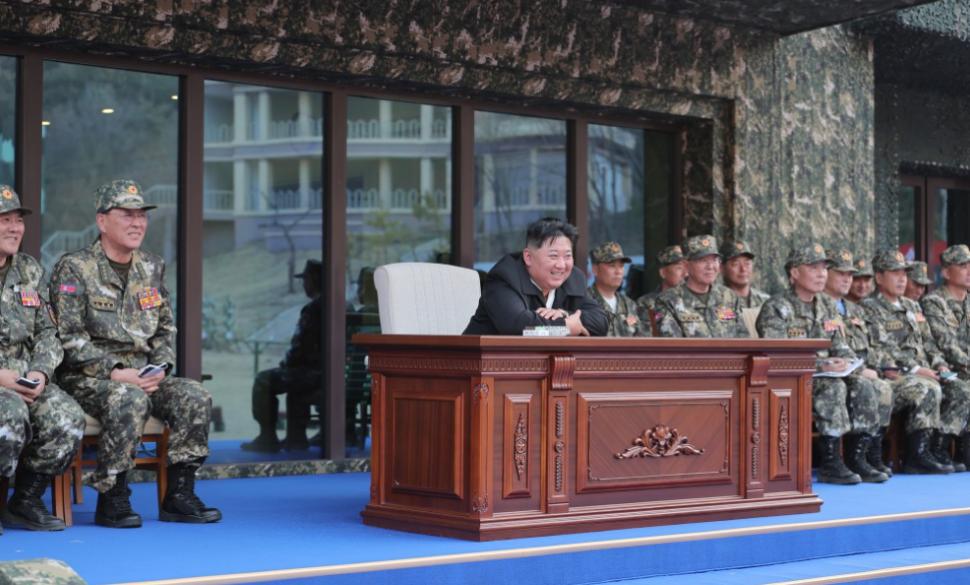 Kim Jong Un s-a distrat grozav urmărind cum soldații lui se lovesc cu baroase și târnăcoape ca să-i arate cât de antrenați sunt 1057992