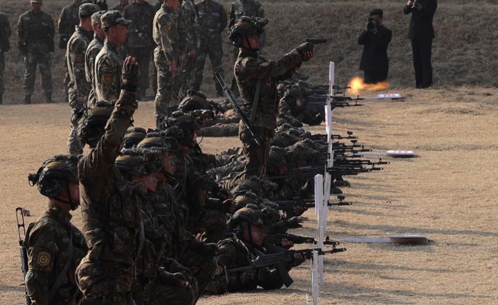 Kim Jong Un s-a distrat grozav urmărind cum soldații lui se lovesc cu baroase și târnăcoape ca să-i arate cât de antrenați sunt 1057993