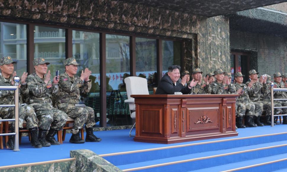 Kim Jong Un s-a distrat grozav urmărind cum soldații lui se lovesc cu baroase și târnăcoape ca să-i arate cât de antrenați sunt 1057998