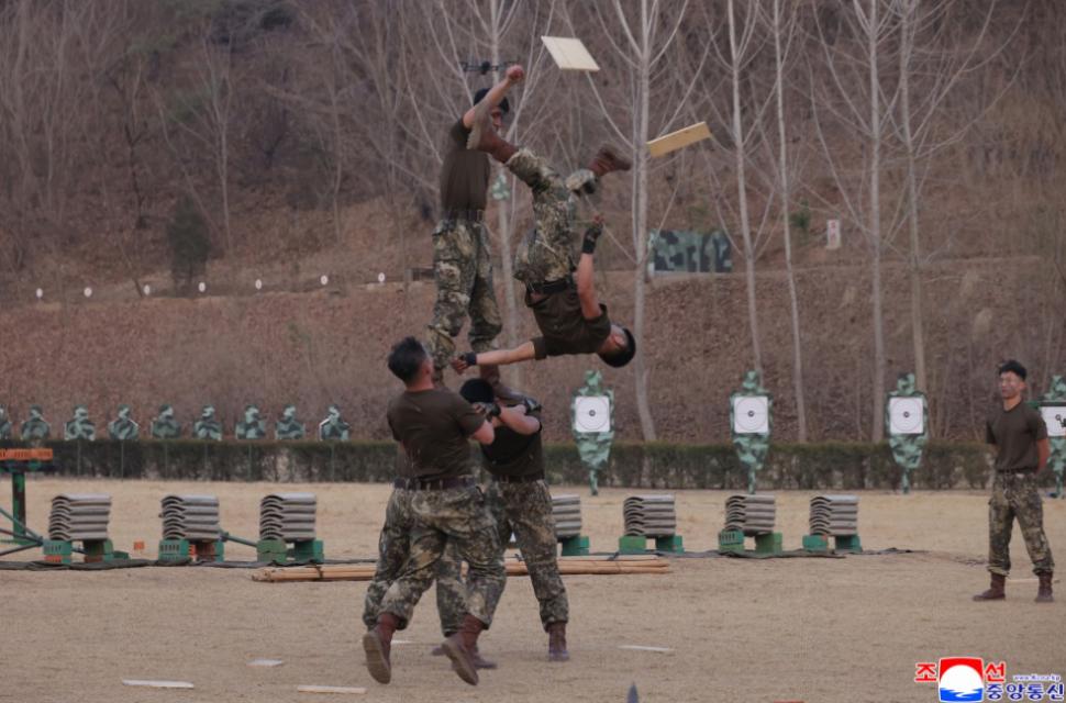 Kim Jong Un s-a distrat grozav urmărind cum soldații lui se lovesc cu baroase și târnăcoape ca să-i arate cât de antrenați sunt 1057999