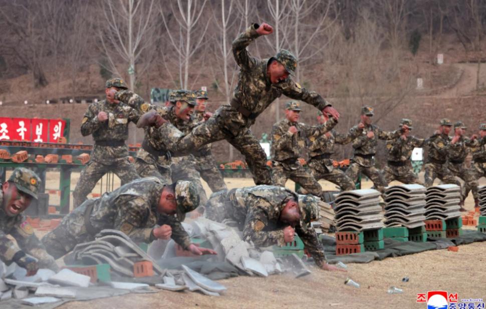 Kim Jong Un s-a distrat grozav urmărind cum soldații lui se lovesc cu baroase și târnăcoape ca să-i arate cât de antrenați sunt 1058001