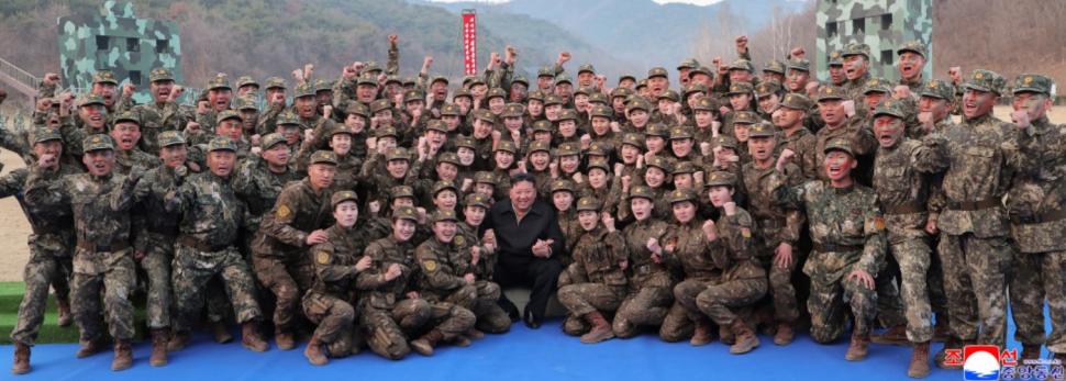 Kim Jong Un s-a distrat grozav urmărind cum soldații lui se lovesc cu baroase și târnăcoape ca să-i arate cât de antrenați sunt 1058003