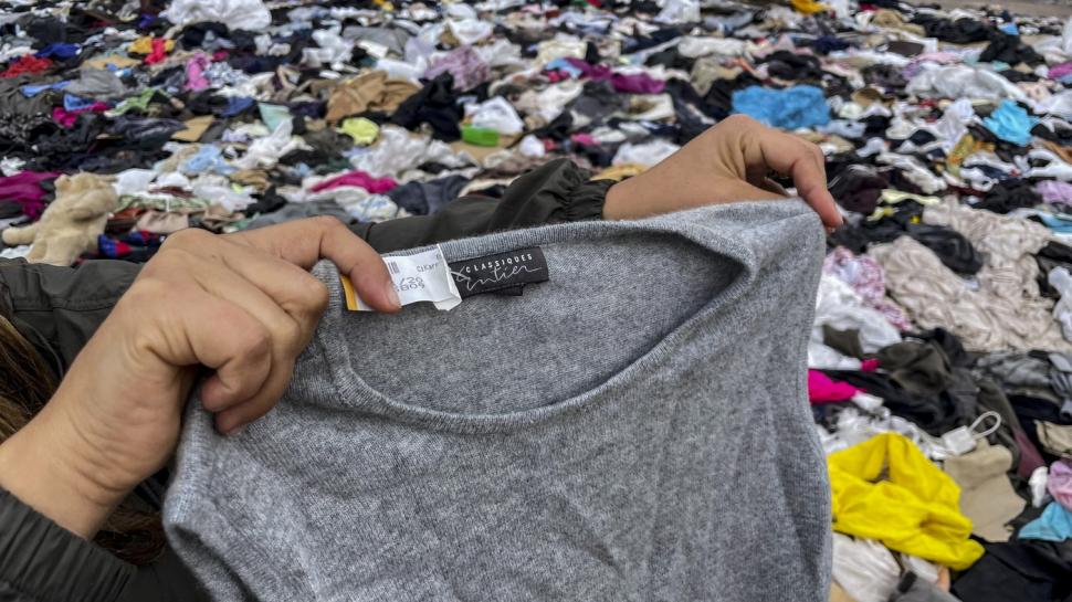 „Marea groapă de gunoi la modă”. Un munte de haine cu etichete de firmă pe care nimeni nu le mai vrea a apărut în Atacama 1058073