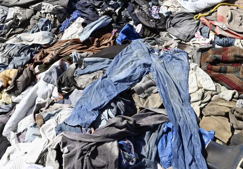 „Marea groapă de gunoi la modă”. Un munte de haine cu etichete de firmă pe care nimeni nu le mai vrea a apărut în Atacama 1058083