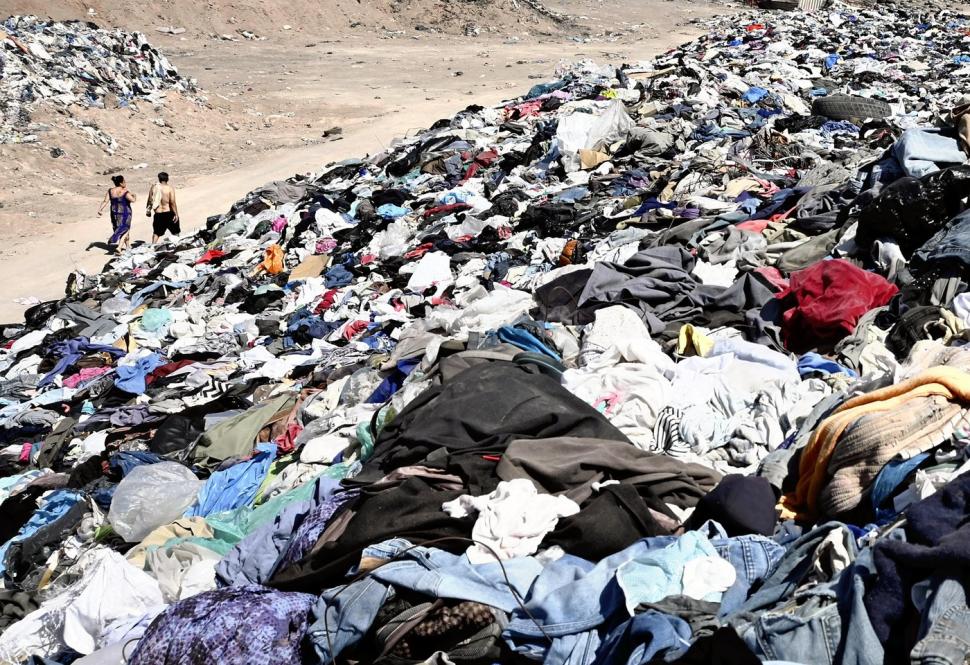 „Marea groapă de gunoi la modă”. Un munte de haine cu etichete de firmă pe care nimeni nu le mai vrea a apărut în Atacama 1058084
