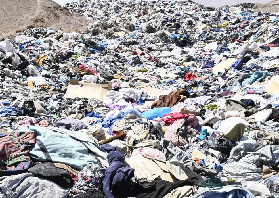 „Marea groapă de gunoi la modă”. Un munte de haine cu etichete de firmă pe care nimeni nu le mai vrea a apărut în Atacama 1058085