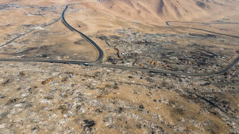 „Marea groapă de gunoi la modă”. Un munte de haine cu etichete de firmă pe care nimeni nu le mai vrea a apărut în Atacama 1058088