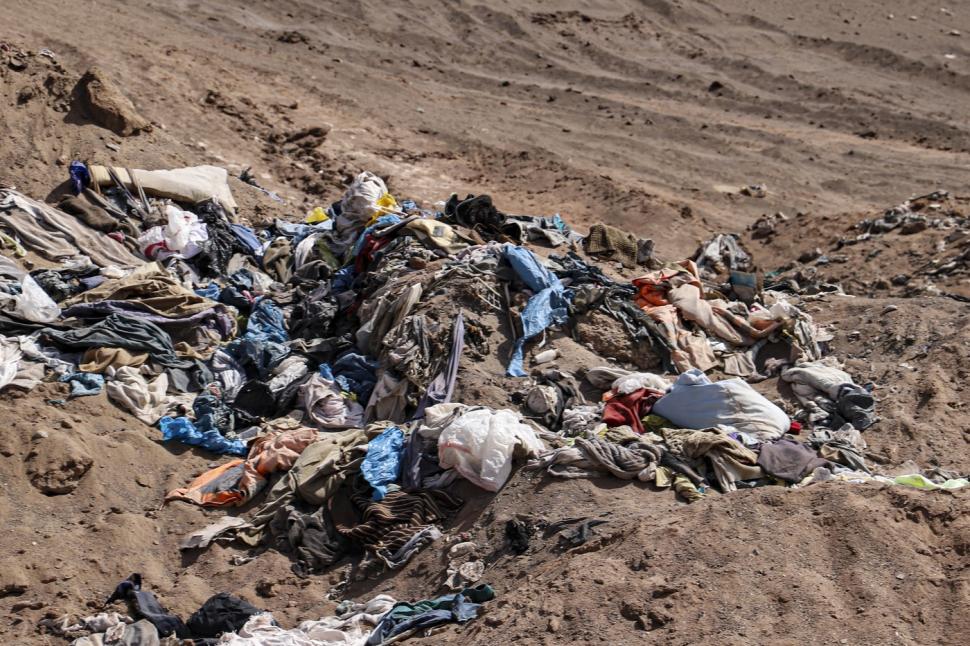 „Marea groapă de gunoi la modă”. Un munte de haine cu etichete de firmă pe care nimeni nu le mai vrea a apărut în Atacama 1058089