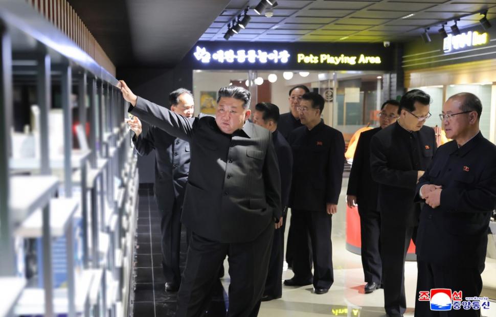 Kim Jong Un mângâie pisoi și cățeluși: Liderul nord-coreean a ajuns viral după ce și-a dus fiica la un magazin de animale de companie 1058183