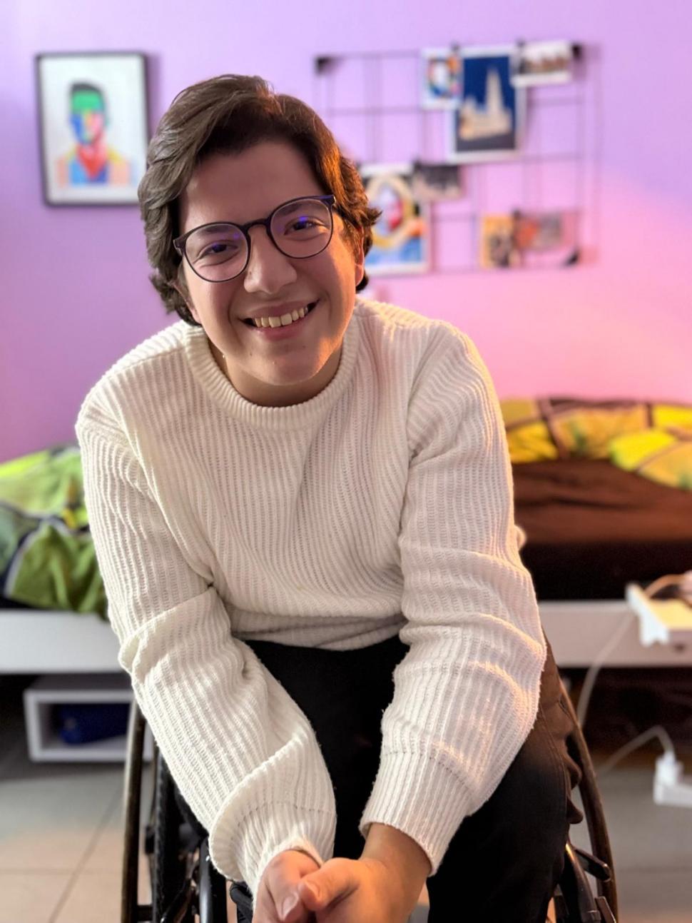 A cucerit elita Franței, dar România îl umilește cu „dosarul cu șină”. Povestea geniului în scaun cu rotile care vrea să fie român 1058278