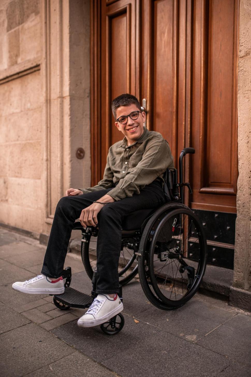 A cucerit elita Franței, dar România îl umilește cu „dosarul cu șină”. Povestea geniului în scaun cu rotile care vrea să fie român 1058282