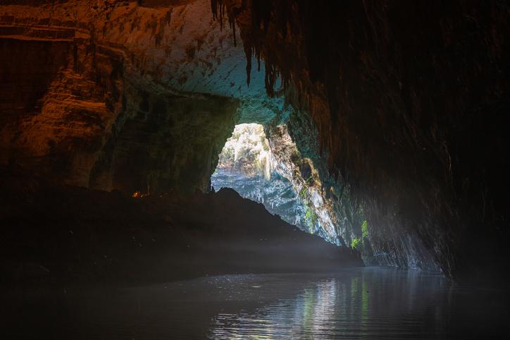 Peștera Melissani, un paradis turcoaz în Kefalonia: Adăposteşte un lac sărat subteran, scăldat de lumină prin tavanul prăbușit 1057777