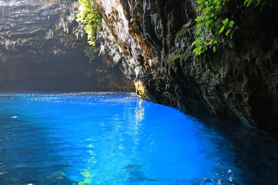 Peștera Melissani, un paradis turcoaz în Kefalonia: Adăposteşte un lac sărat subteran, scăldat de lumină prin tavanul prăbușit 1057779