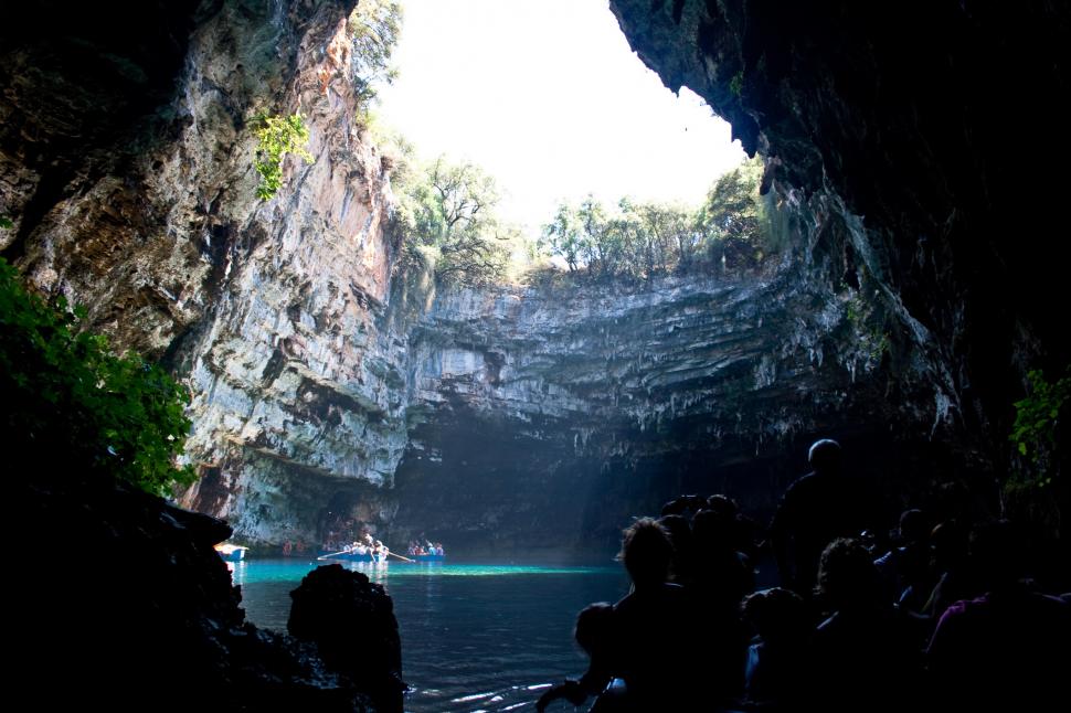 Peștera Melissani, un paradis turcoaz în Kefalonia: Adăposteşte un lac sărat subteran, scăldat de lumină prin tavanul prăbușit 1057780