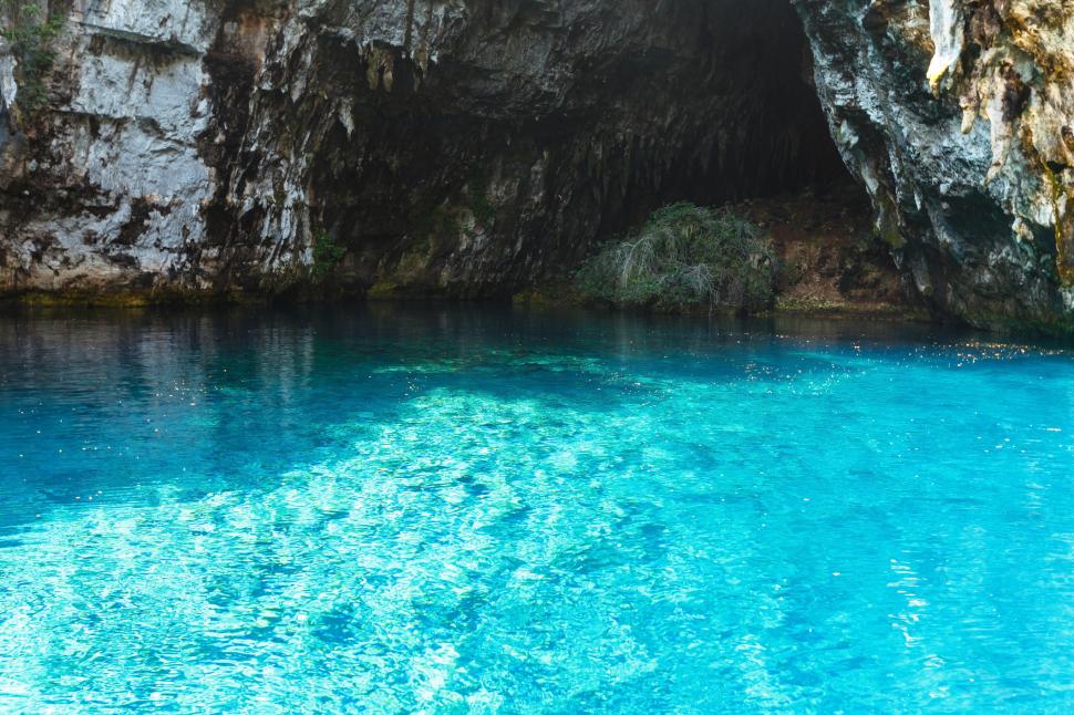 Peștera Melissani, un paradis turcoaz în Kefalonia: Adăposteşte un lac sărat subteran, scăldat de lumină prin tavanul prăbușit 1057782