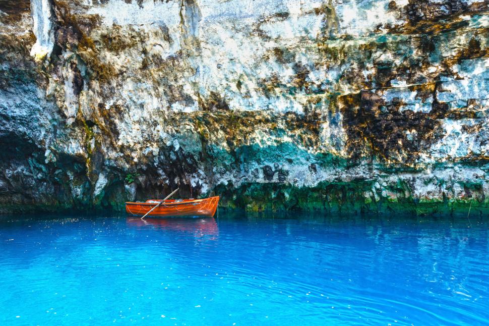 Peștera Melissani, un paradis turcoaz în Kefalonia: Adăposteşte un lac sărat subteran, scăldat de lumină prin tavanul prăbușit 1057783