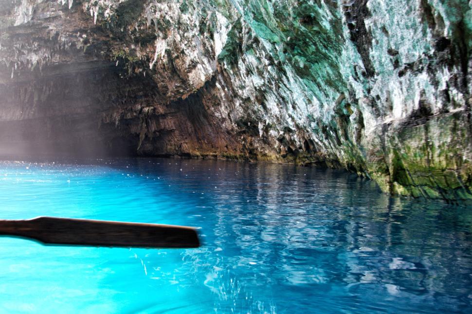 Peștera Melissani, un paradis turcoaz în Kefalonia: Adăposteşte un lac sărat subteran, scăldat de lumină prin tavanul prăbușit 1057786