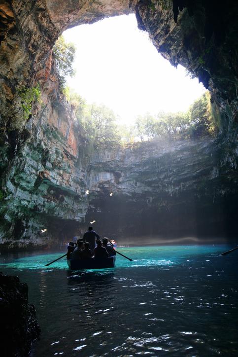 Peștera Melissani, un paradis turcoaz în Kefalonia: Adăposteşte un lac sărat subteran, scăldat de lumină prin tavanul prăbușit 1057787