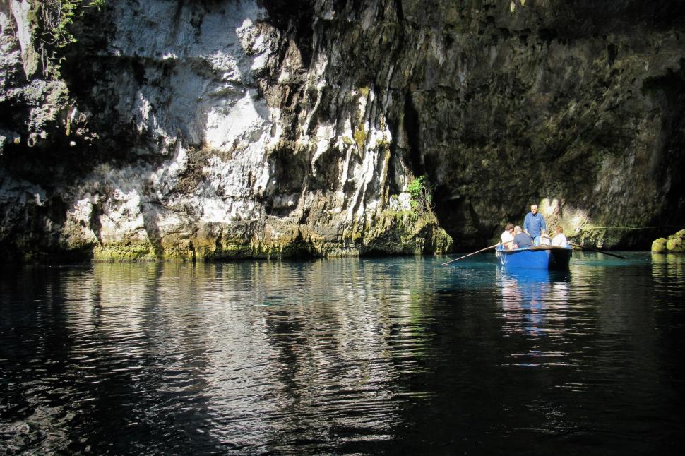 Peștera Melissani, un paradis turcoaz în Kefalonia: Adăposteşte un lac sărat subteran, scăldat de lumină prin tavanul prăbușit 1057789