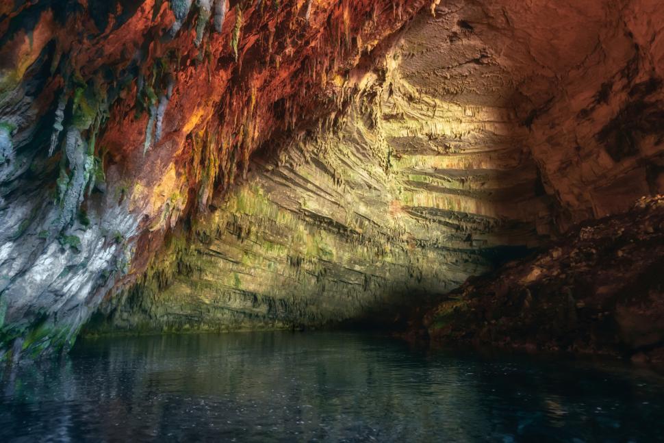 Peștera Melissani, un paradis turcoaz în Kefalonia: Adăposteşte un lac sărat subteran, scăldat de lumină prin tavanul prăbușit 1057791