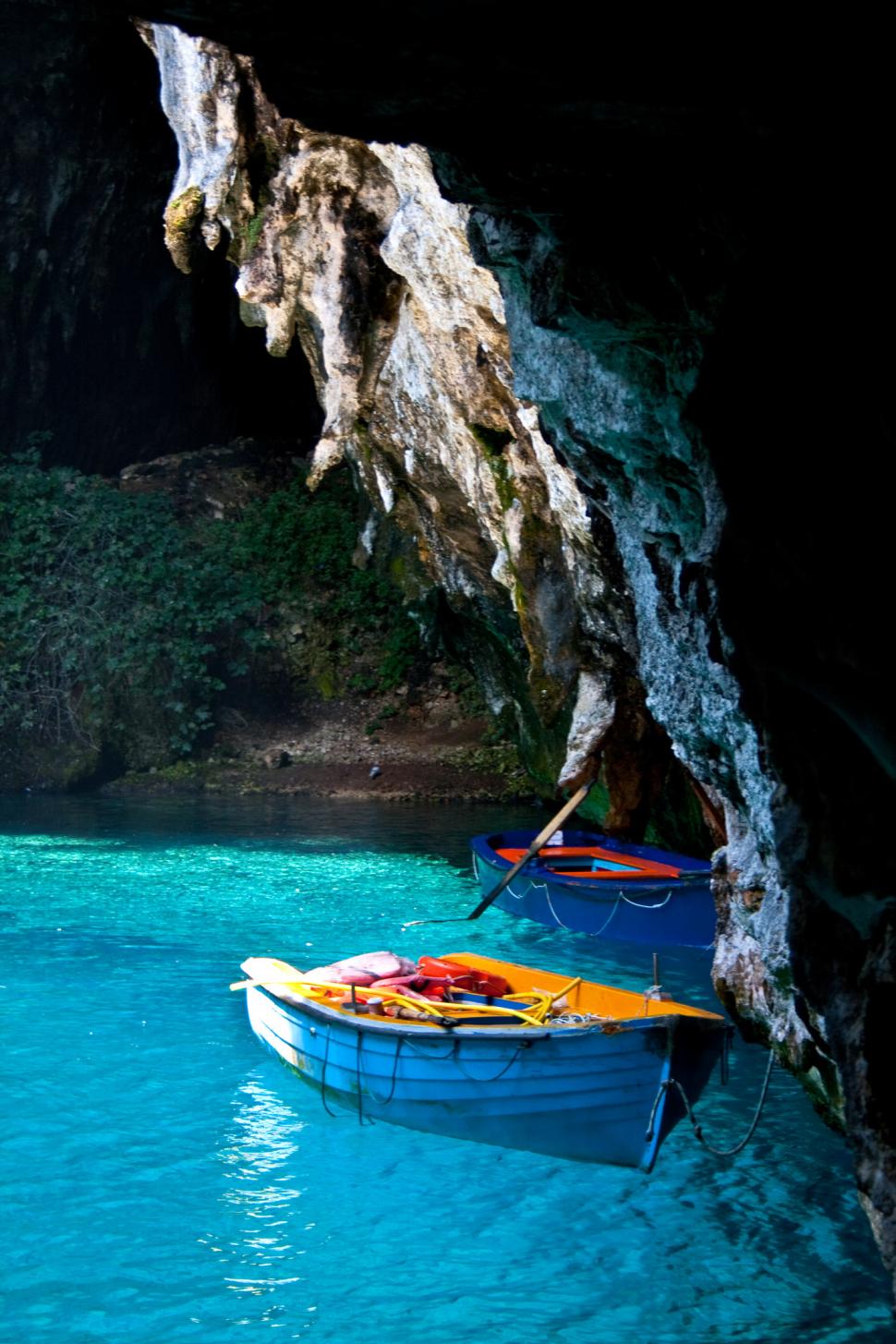 Peștera Melissani, un paradis turcoaz în Kefalonia: Adăposteşte un lac sărat subteran, scăldat de lumină prin tavanul prăbușit 1057792