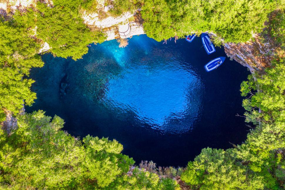 Peștera Melissani, un paradis turcoaz în Kefalonia: Adăposteşte un lac sărat subteran, scăldat de lumină prin tavanul prăbușit 1057793