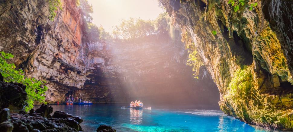 Peștera Melissani, un paradis turcoaz în Kefalonia: Adăposteşte un lac sărat subteran, scăldat de lumină prin tavanul prăbușit 1057794