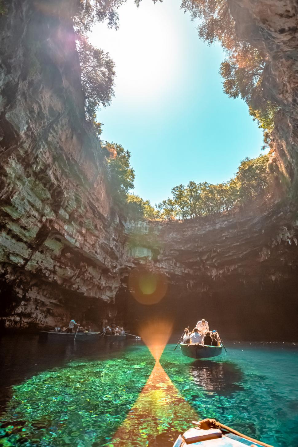Peștera Melissani, un paradis turcoaz în Kefalonia: Adăposteşte un lac sărat subteran, scăldat de lumină prin tavanul prăbușit 1057795