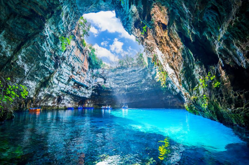 Peștera Melissani, un paradis turcoaz în Kefalonia: Adăposteşte un lac sărat subteran, scăldat de lumină prin tavanul prăbușit 1057796