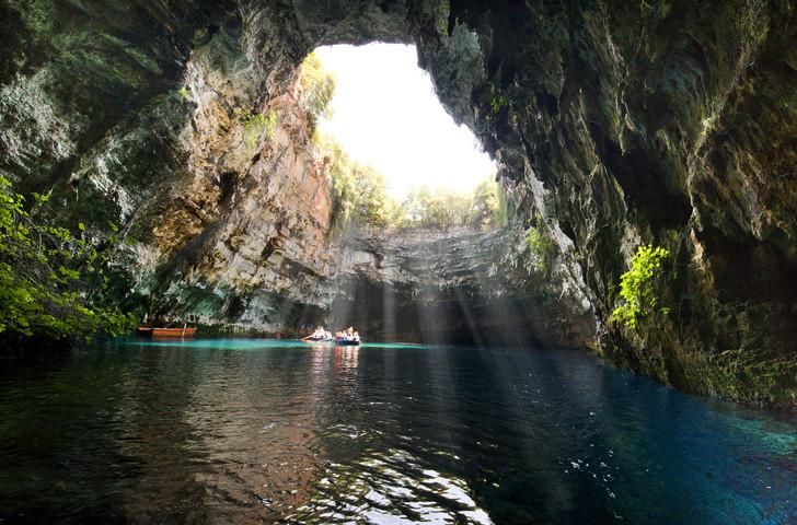 Peștera Melissani, un paradis turcoaz în Kefalonia: Adăposteşte un lac sărat subteran, scăldat de lumină prin tavanul prăbușit 1057798