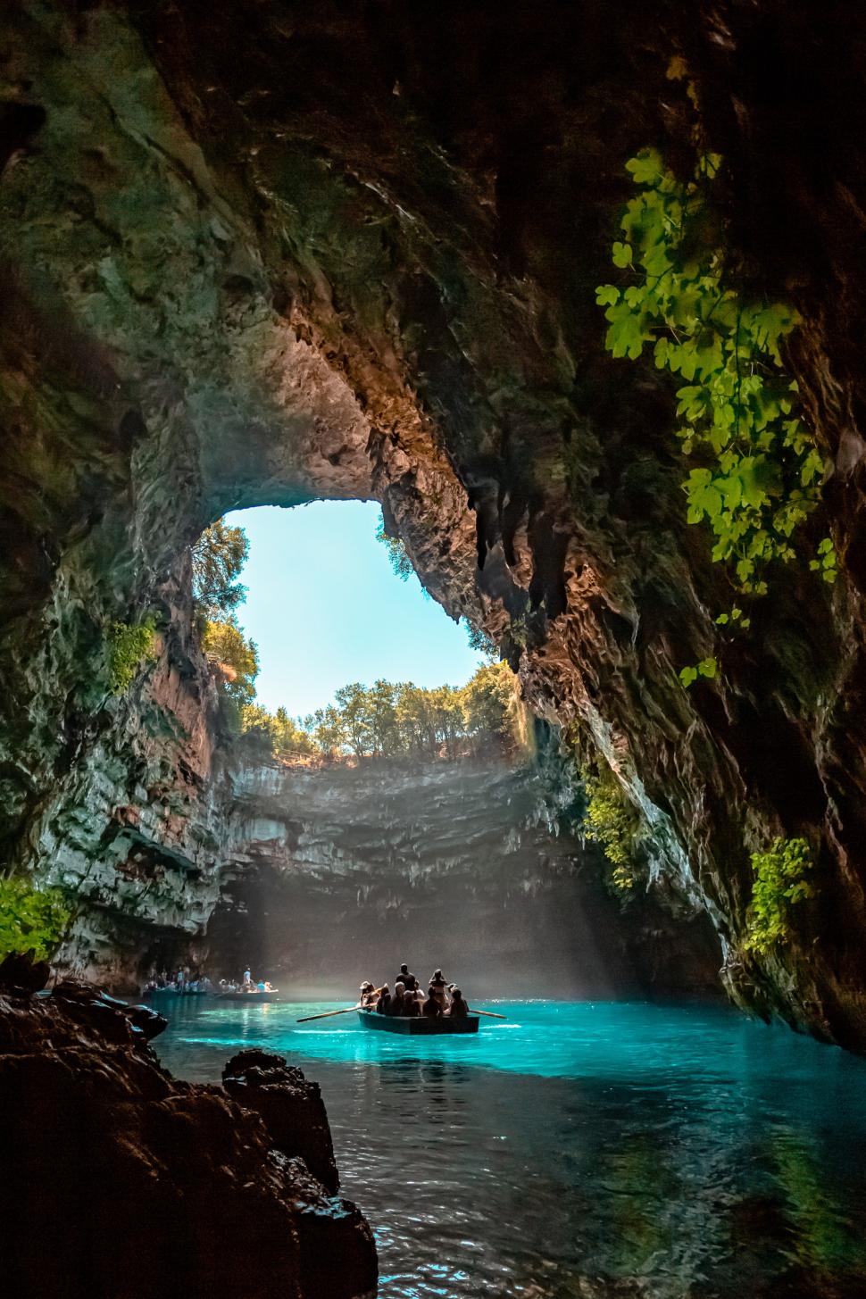 Peștera Melissani, un paradis turcoaz în Kefalonia: Adăposteşte un lac sărat subteran, scăldat de lumină prin tavanul prăbușit 1057799