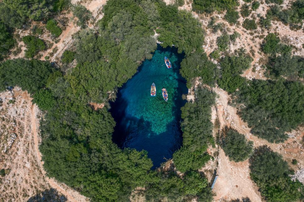 Peștera Melissani, un paradis turcoaz în Kefalonia: Adăposteşte un lac sărat subteran, scăldat de lumină prin tavanul prăbușit 1057800