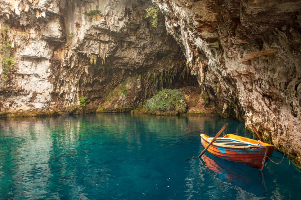 Peștera Melissani, un paradis turcoaz în Kefalonia: Adăposteşte un lac sărat subteran, scăldat de lumină prin tavanul prăbușit 1057802