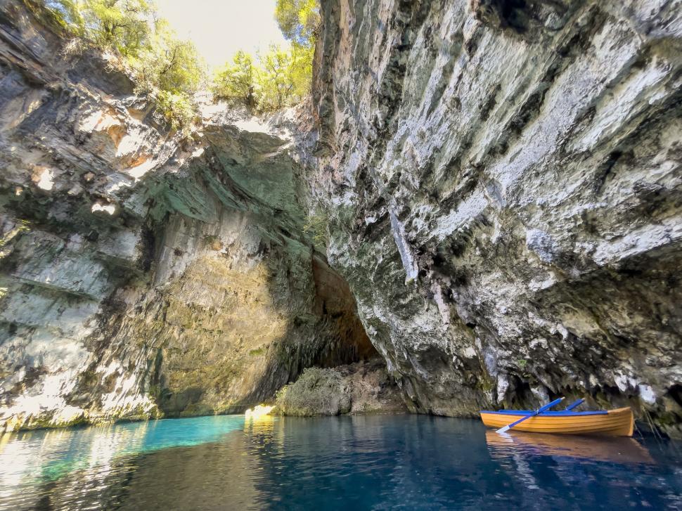 Peștera Melissani, un paradis turcoaz în Kefalonia: Adăposteşte un lac sărat subteran, scăldat de lumină prin tavanul prăbușit 1057803