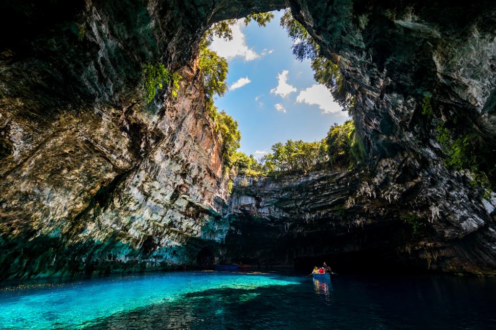 Peștera Melissani, un paradis turcoaz în Kefalonia: Adăposteşte un lac sărat subteran, scăldat de lumină prin tavanul prăbușit 1057804