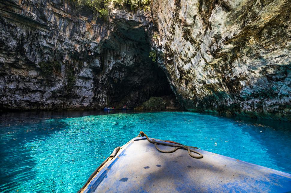 Peștera Melissani, un paradis turcoaz în Kefalonia: Adăposteşte un lac sărat subteran, scăldat de lumină prin tavanul prăbușit 1057805